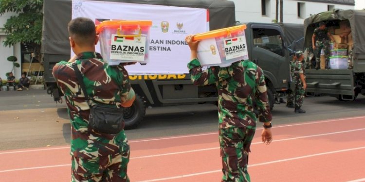 Prajurit TNI Angkatan Darat (AD) mengangkut bantuan kemanusiaan untuk Palestina melalui Badan Amil Zakat Nasional (Baznas) RI/Ist