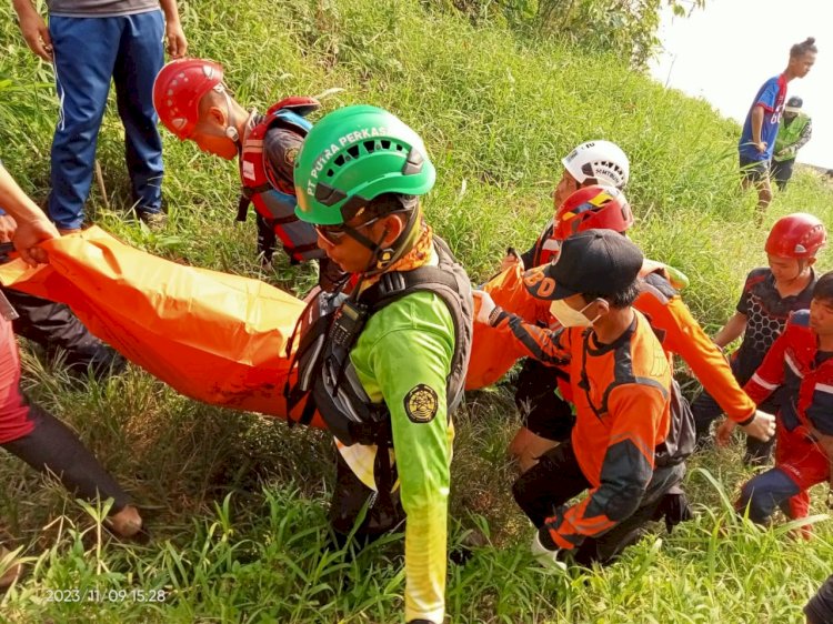 Evakuasi jenazah siswi SD yang hanyut di Sungai Enim, Kabupaten Muara Enim, Sumatera Selatan. (ist/BPBD)