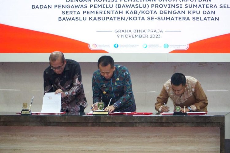 Penjabat (Pj) Gubernur Sumatera Selatan (Sumsel) Agus Fatoni bersama Ketua Komisi Pemilihan Umum (KPU) Republik Indonesia dan Badan Pengawas Pemilu (Bawaslu) Sumsel secara resmi menandatangani Naskah Perjanjian Hibah Daerah (NPHD) di Auditorium Bina Praja. (ist/rmolsumsel.id)