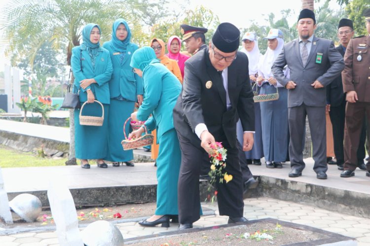 Pj Bupati Muara Enim Ahmad Rizali melakukan ziarah makam di TMP Ksatria Pertiwi Muara Enim, Jumat (10/11). (Noviansyah/RMOLSumsel.id)