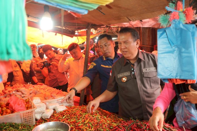 Pj Bupati Muara Enim, Ahmad Rizali saat giat monitoring stabilitas harga bahan pangan jelang Nataru. (Noviansyah/RMOLSumsel.id)