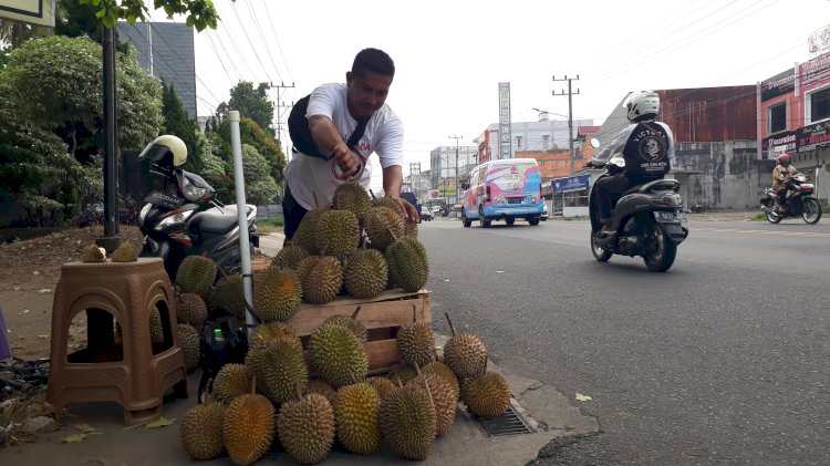 Dedi pedagang durian di kota Lubuklinggau, Sumsel. (Malik/RMOLSumsel.id)