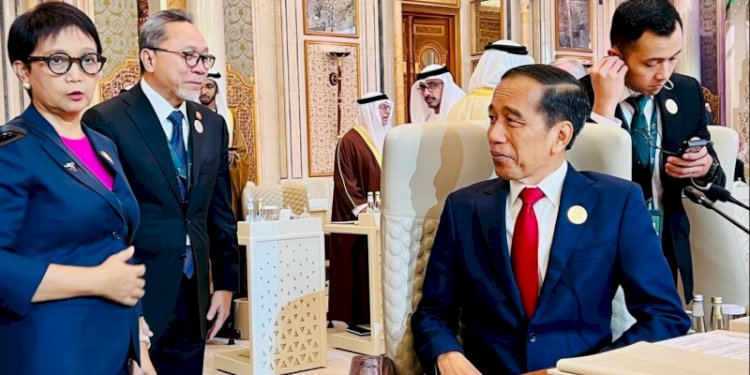 Presiden Joko Widodo saat menghadiri Konferensi Tingkat Tinggi (KTT) Luar Biasa Organisasi Kerja Sama Islam (OKI) di King Abdulaziz International Convention Center (KAICC), Riyadh, Arab Saudi, Sabtu (11/11)/Ist