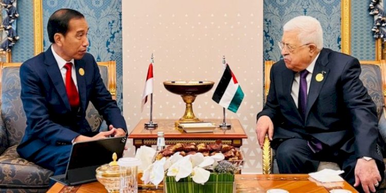 Presiden RI Joko Widodo dan Presiden Palestina Mahmoud Abbas bertemu di sela-sela KTT Luar Biasa OKI di Riyadh, Arab Saudi pada 11 November 2023/Ist