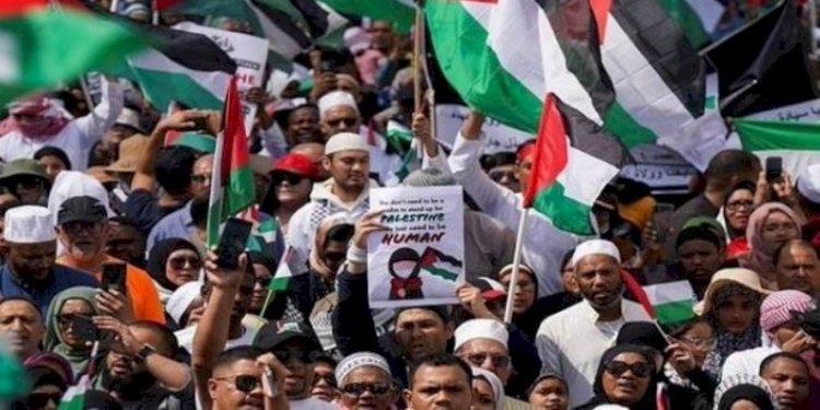 Ribuan orang di Cape Town, Afrika Selatan saat menggelar pawai solidaritas untuk Palestina pada Sabtu 11 November 2023/Net
