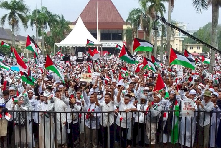 Ribuan warga Kota Palembang dari lintas organisasi dan lintas agama yang mengatasnamakan Forum Masyarakat Sumsel Cinta Palestina berkumpul dan memenuhi halaman DPRD Sumsel, pada Minggu (12/11) guna menggelar “Aksi Bela Palestina dan Masjidil Aqsa”.(Dudy Oskandar/rmolsumsel.id)