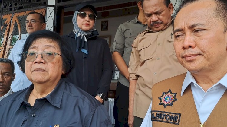 Menteri LHK, Siti Nurbaya Bakar (kiri) bersama Pj Gubernur Sumsel, Agus Fatoni saat meninjau kondisi Karhutla di Kabupaten OKI. (hari wijaya/rmolsumsel.id) 