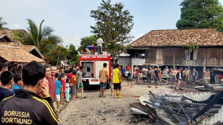 Kebakaran di Desa Sukaraja, Kecamatan Karang Jaya, Kabupaten Muratara hanguskan satu rumah warga. (ist/rmolsumsel.id)