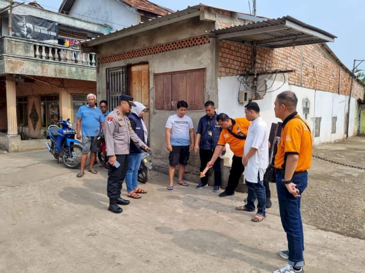 Satreskrim Polrestabes Palembang melakukan olah TKP tempat wanita muda tewas lantaran diduga overdosis. (Denny Pratama/RMOLSumsel.id)