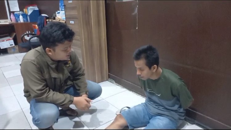 Tumiran (39) tersangka pengintip wanita yang dibawa ke kantor polisi. (Denny Pratama/RMOLSumsel.id)