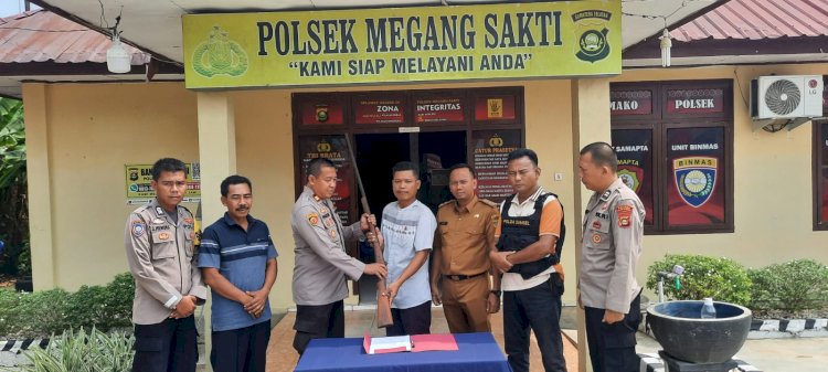 Warga menyerahkan senpi rakitan ke polisi. (Malik/RMOLSumsel.id)