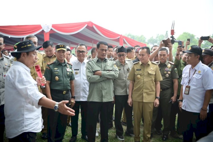 Menteri Pertanian Amran Sulaiman didampingi pejabat di lingkungan Pemkab Banyuasin dan Provinsi Sumsel saat berkunjung ke Sekolah Menengah Kejuruan - Pembangunan Pertanian (SMKPP) Negeri Sembawa. (ist/rmolsumsel.id)