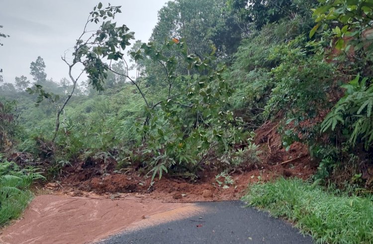 Jalan lintas provinsi dari Desa Pulau Panggung Muara Enim menuju Kabupaten Lahat tertimbun material longsor/ist