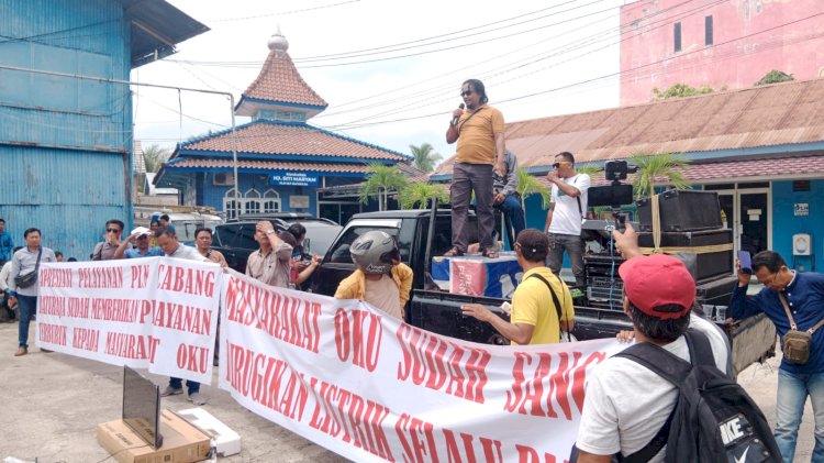 Warga saat menggelar unjuk rasa di Kantor PLN Cabang Baturaja/Foto:Amizon
