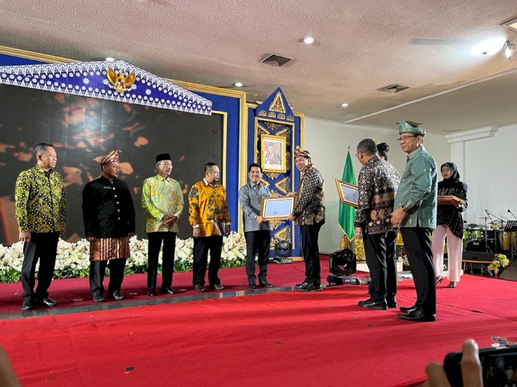 Penyerahan sertifikat Warisan Budaya Tak Benda Indonesia kepada perwakilan Pemkab Banyuasin. (ist/rmolsumsel.id)