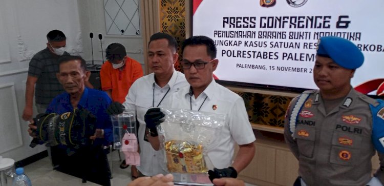 Satres Narkoba Polrestabes Palembang melakukan gelar perkaara ungkap kasus penyelundupan satu kilogram sabu. (Denny Pratama/RMOLSumsel.id)