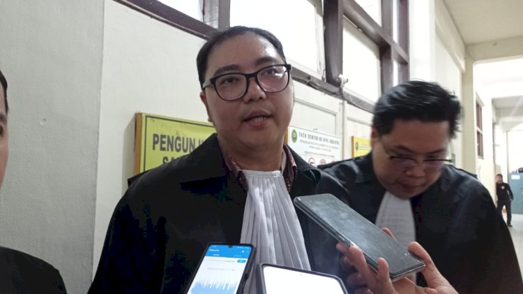 Kuasa Hukum Eddy Ganefo, Rendy Kalimang usai persidangan di Pengadilan Negeri Palembang.  (ist/rmolsumsel.id)