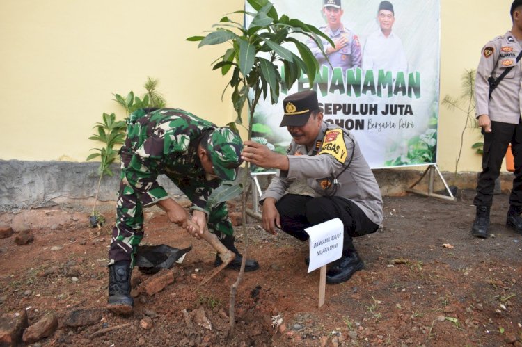 Kasi Humas Polres Muara Enim, AKP RTM Situmorang bersama Danramil 404/07 Muara Enim. (ist/rmolsumsel.id)