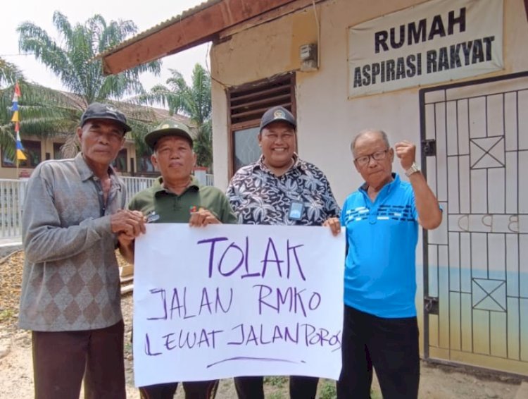 Sejumlah warga Desa Saka Jaya yang menolak pembangunan jalan hauling RMKO. (ist/rmolsumsel,id)