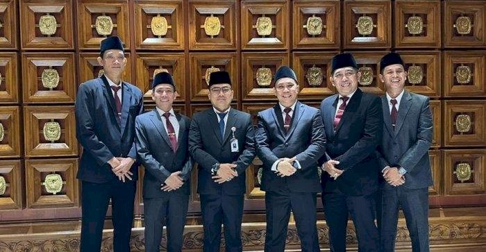 Komisioner Komisi Pemilihan Umum (KPU) Provinsi Sumatera Selatan (Sumsel) periode 2023-2028, Andika Pranata Jaya (tengah) resmi menjabat sebagai Ketua KPU Sumsel.(ist/rmolsumsel.id)