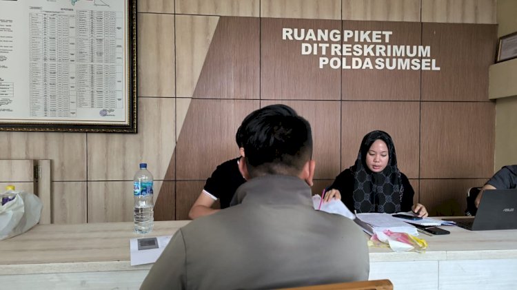  Al Akbar Rahmat korban penipuan saat menjalani pemeriksaan di piket Ditreskrimum Polda Sumsel . (Fauzi/RMOLSumsel.id)