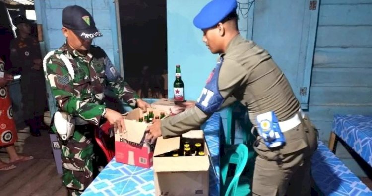 Petugas menyita berbagai minuman keras dari warung yang berada di kawasan Kecamatan Tanjung Lago, Banyuasin. (ist/rmolsumsel.id)
