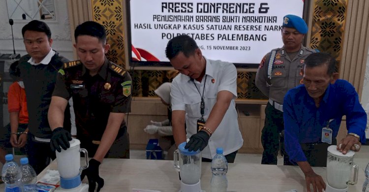Satres Narkoba Polrestabes Palembang memusnahkan satu kilogram narkoba jenis sabu-sabu hasil ungkap kasus terhadap tersangka Haris Fadilah (49) warga Bangka Selatan, Provinsi Babel. (Denny Pratama/RMOLSumsel.id)