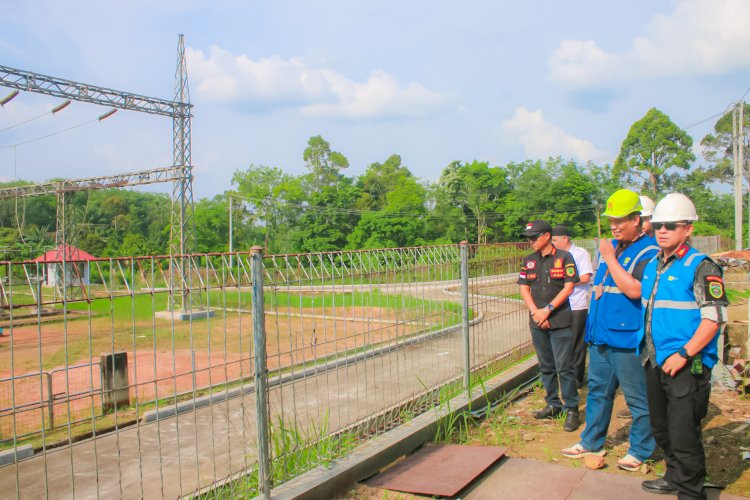 Pj Bupati saat meninjau lokasi GI PLN Talang Gunung. (Salim/RMOLSumsel.id)