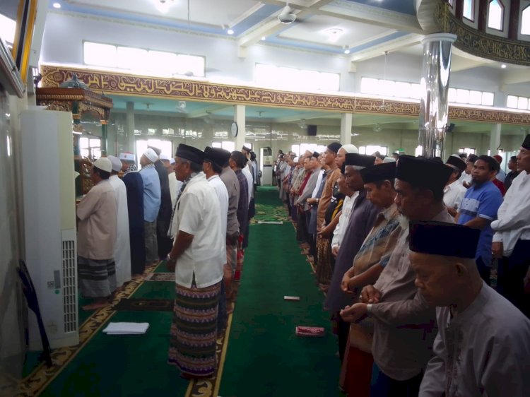 Warga Kota Lubuklinggau menggelar Sholat Ghoib di Masjid Agung Al-Ba'ari. (ist/rmolsumsel.id)
