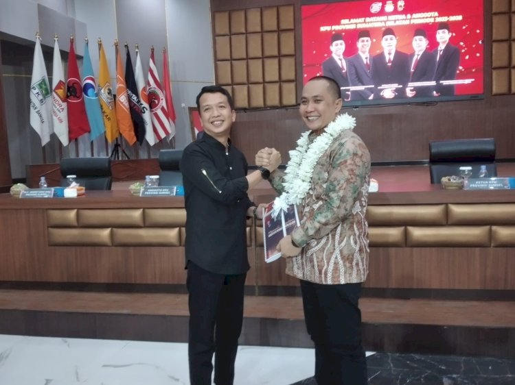 Ketua KPU Sumsel periode 2023-2028, Andika Pranata Jaya (kanan) bersama Ketua KPU Sumsel periode sebelumnya, Amrah Muslimin (kiri). (ist/rmolsumsel.id)