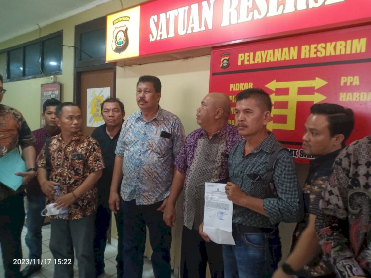 Aleston Manurung didampingi Jackson Sahala Pakpahan dan Reynold Tambunan selaku kuasa hukum korban dari LBH Horas Bangso Batak Nusantara/ist