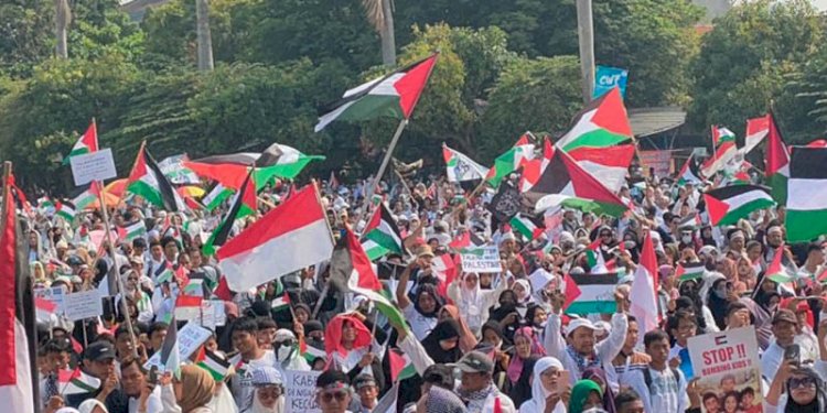 Ribuan warga Kota Pekalongan mengikuti Aksi Solidaritas Palestina di Lapangan Mataram, Minggu (12/11)/RMOLJateng