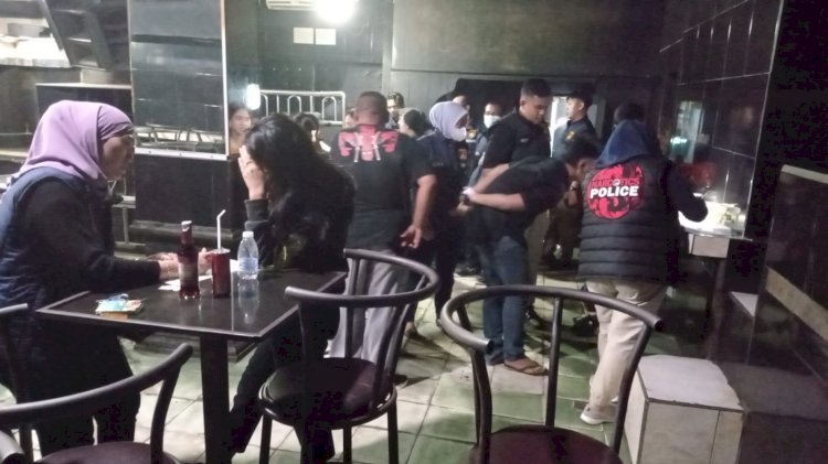 Tim gabungan Satgas Opes Pekat 2 Musi melakukan razia di kafe 'Kampung Baru' Palembang. (ist/RMOLSumsel.id)