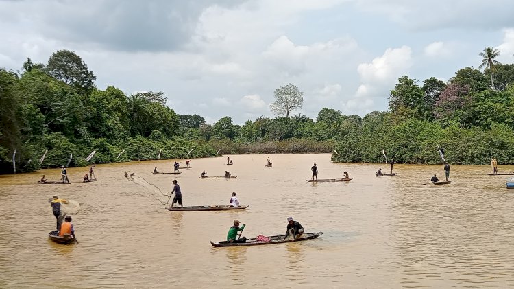 Lomba Njale Rambang yang digelar di Danau Pulun Lestari, Desa Lubuk Mumpo, Kecamatan Gunung Megang, Muara Enim. (noviansyah/rmolsumsel.id)