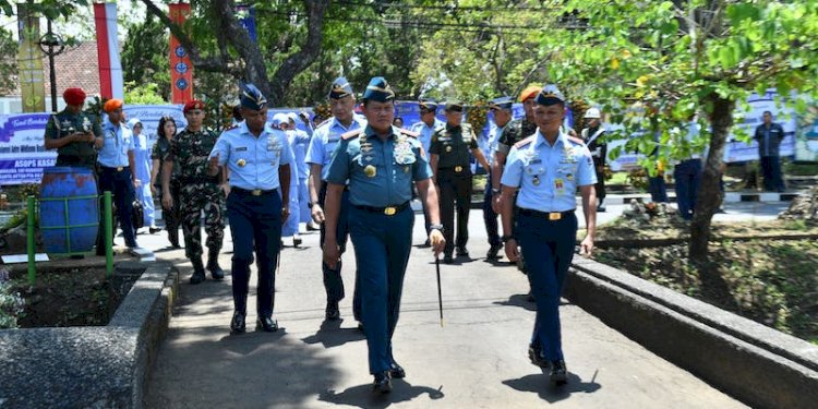 Panglima TNI Laksamana Yudo Margono sambangi Landasan Udara (Lanud) Abdulrachman Saleh, Malang, Jawa Timur pada Minggu (19/11)/Puspen TNI