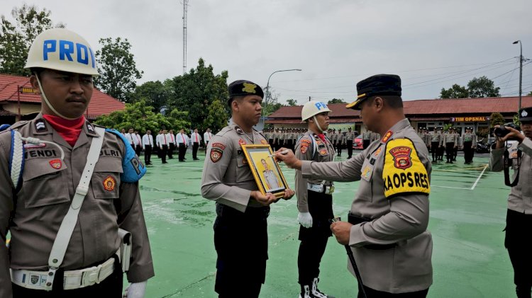 Kapolres Musi Rawas AKBP Danu Agus Purnomo saat melakukan upacara PTDH, Senin (20/11). (dok. Polisi)
