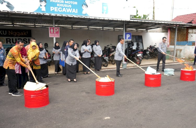  Kemenkumham Sumsel Musnahkan Ribuan Arsip Keimigrasian dan Fidusia/ist