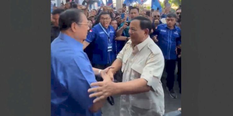 Kedatangan Prabowo Subianto disambut hangat Ketua Majelis Tinggi Demokrat Susilo Bambang Yudhoyono (SBY) pada acara Pembekalan Calon Legislatif DPR RI se-Indonesia Partai Demokrat di Madiun, Jawa Timur, pada Senin (20/11)/Ist