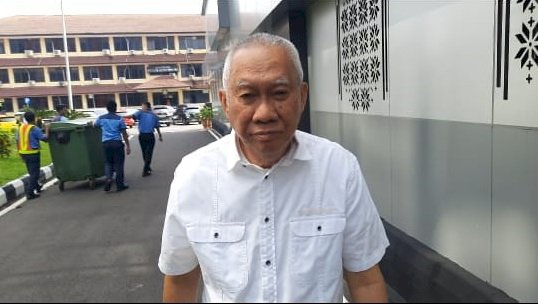 Mantan Staf Khusus Bidang Keuangan dan Perbankan di era Gubernur Sumsel Herman Deru, Asfan Fikri Sanaf saat mendatangi Kantor Ditreskrimsus Polda Sumsel. (fauzi/rmolsumsel.id)