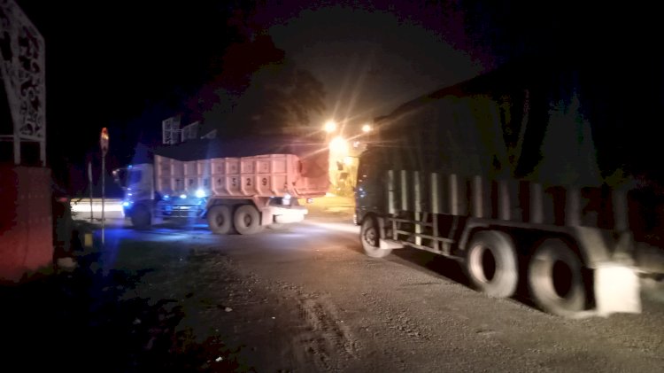 Angkutan truk batu bara di Muara Enim yang mencuri start sehingga menimbulkan kemacetan. (Noviansyah/RMOLSumsel)
