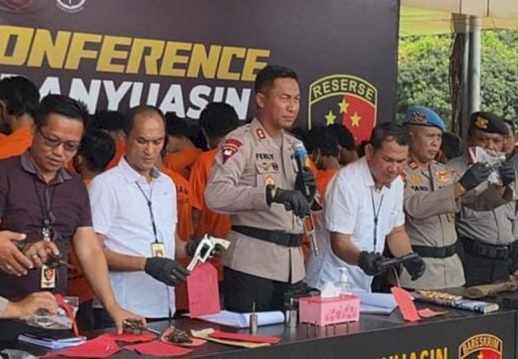 Kapolres Banyuasin, AKBP Ferly Rosa Putra saat  memimpin konferensi pers Operasi Pekat II Musi 2023, di halaman Mapolres Banyuasin. (ist/rmolsumsel.id)