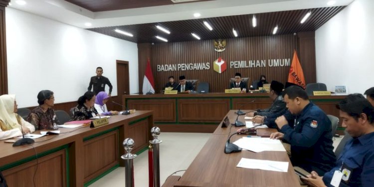 Sidang dugaan pelanggaran administrasi pemilu oleh KPU digelar Badan Pengawas Pemilu (Bawaslu), dengan pihak Pelapor Koalisi Masyarakat Peduli Keterwakilan Perempuan, di Ruang Sidang Kantor Bawaslu RI, Jalan MH Thamrin, Gondangdia, Menteng, Jakarta Pusat, Selasa (21/11)/RMOL