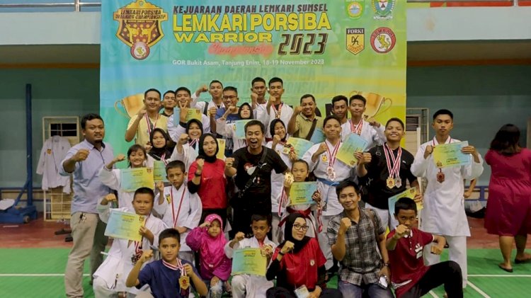 Pelatih dan para atlet Lemkari Kabupaten Empat Lawang usai mengikuti pertandingan di Muara Enim. (ist/rmolsumsel.id)