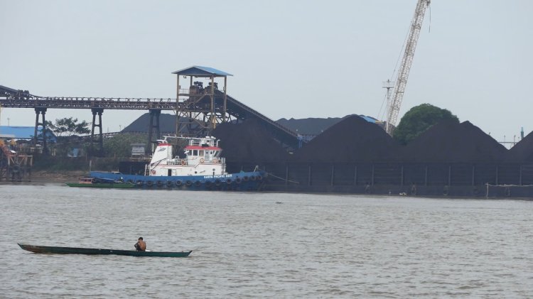 Pelabuhan batu bara milik PT RMK Energy yang berada di Muara Belida, Kabupaten Muara Enim berseberangan langsung dengan Selat Punai. (dok. RMOLSumsel.id)