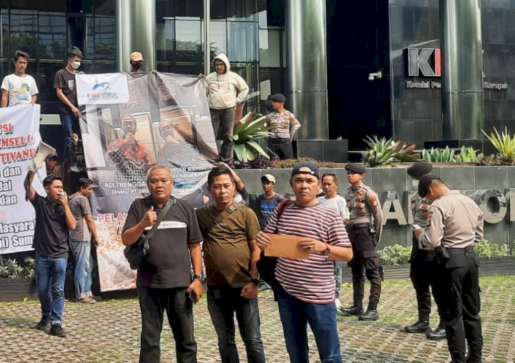 K-MAKI menggelar aksi di Gedung KPK sekaligus melaporkan pimpinan KPK atas dugaan pelanggaran kode etik berat ke Dewan Pengawas/ist
