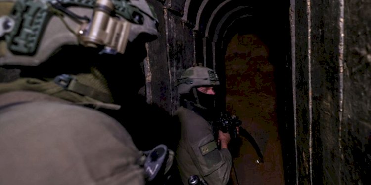Tentara Israel memperlihatkan terowongan di bawah RS Al Shifa yang diklaim sebagai tempat persembunyian Hamas/Net