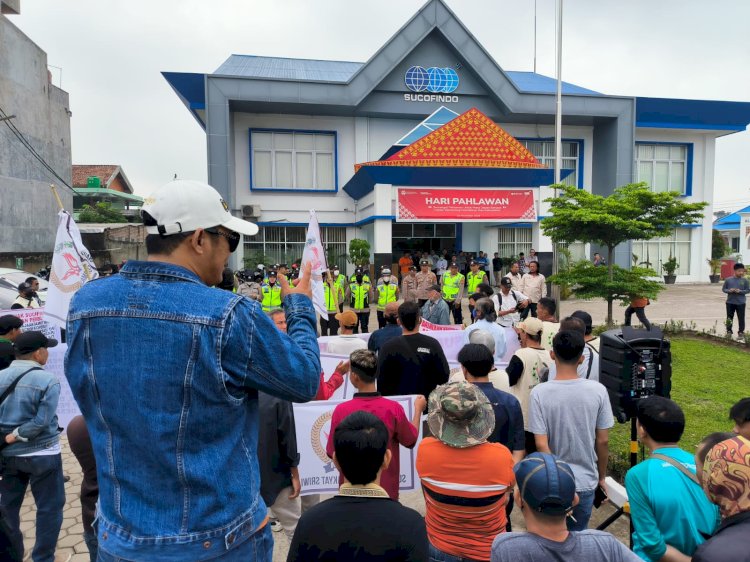 Lembaga Swadaya Masyarakat (LSM) Suara Informasi Rakyat Sriwijaya (SIRA) menggelar aksi di kantor Sucofindo Cabang Palembang, Kamis (23/11). (ist/RMOLSumsel.id)
