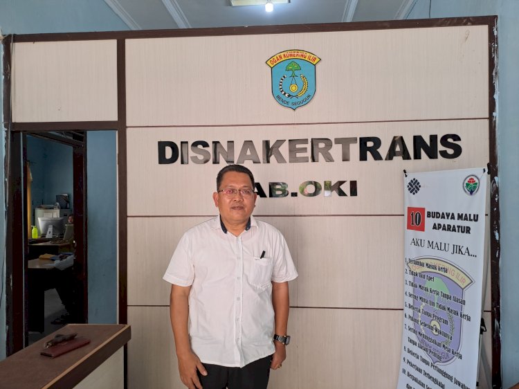 Kepala Dinas Tenaga Kerja dan Transmigrasi (Disnakertran) OKI, Irawan. (Hari Wijaya/RMOLSumsel.id)