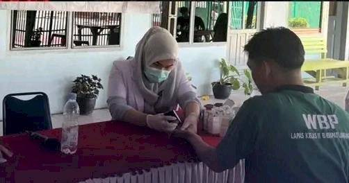 Petugas medis saat memeriksa salah satu warga binaan di Lapas Kelas II B Empat Lawang/ist