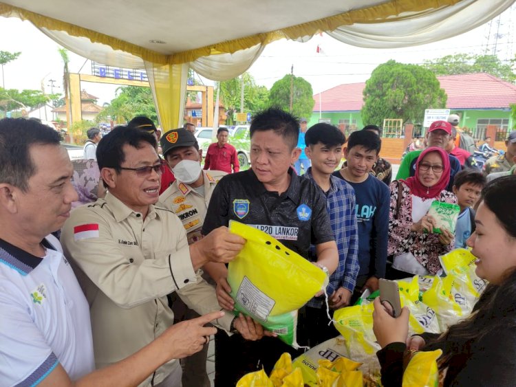 Bupati OKU Timur H Lanosin Hamzah membuka kegiatan Operasi Pasar Murah di Alun-alun Sebiduk Sehaluan Belitang/ist